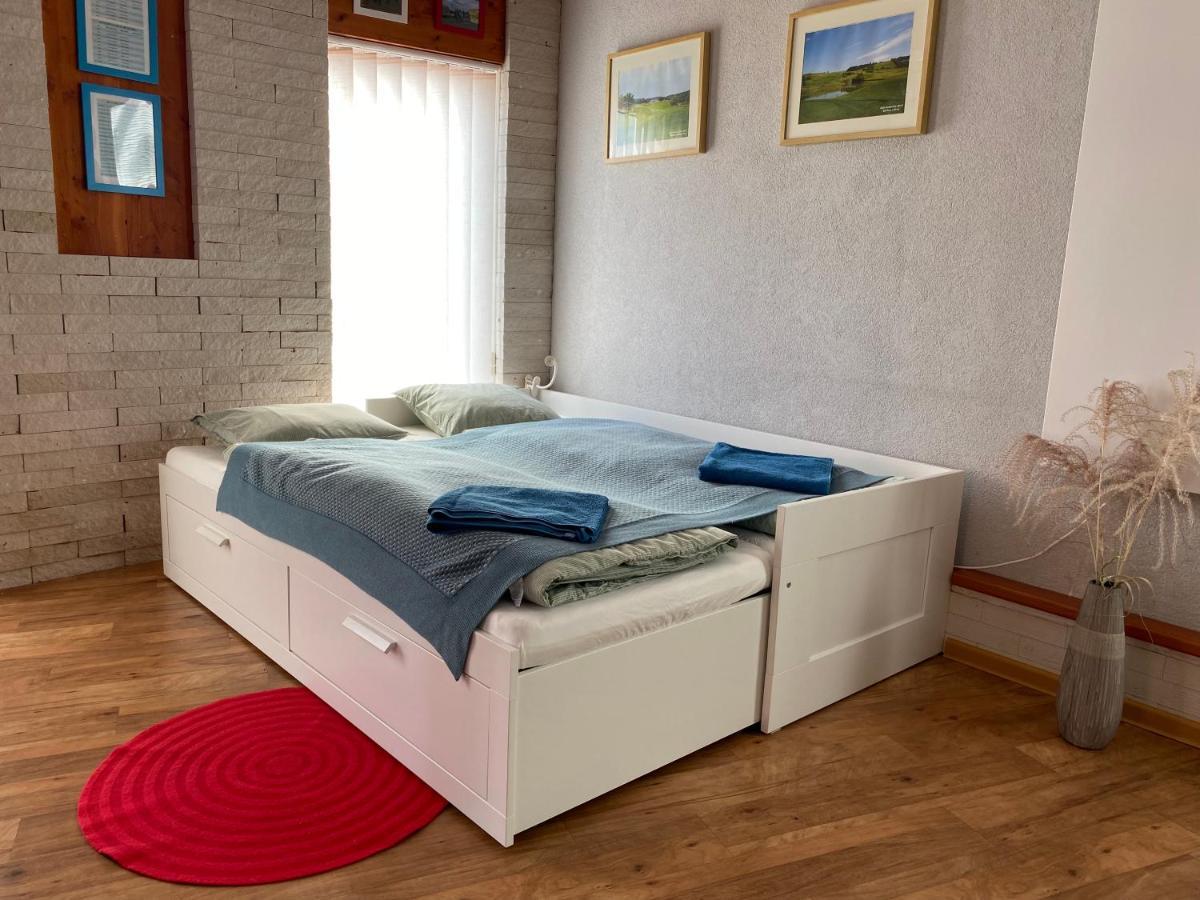 Ferienwohnung U Vrabcaka Zlonin Exterior foto